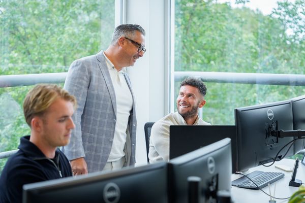 Verlichte AI-bol als symbool voor zelfstandige, agentic AI die processen autonoom uitvoert.